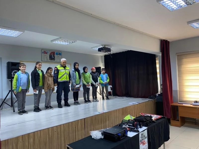 Jandarma timleri okullarda eğitim verdi
