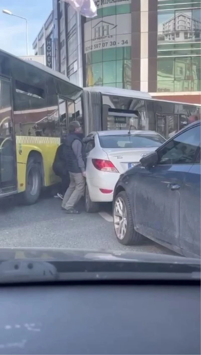 Hatalı park nedeniyle manevra yapamayan İETT otobüsü trafiğe neden oldu
