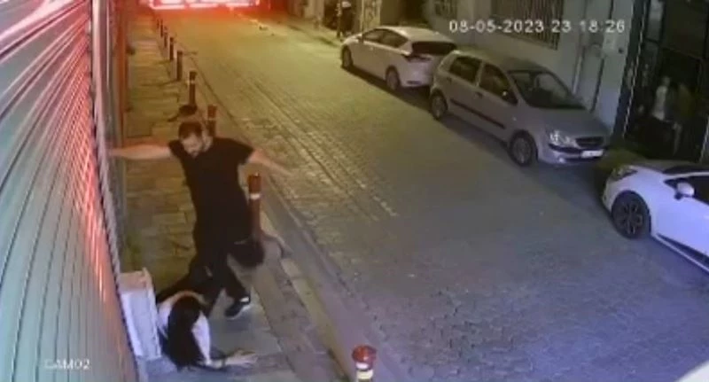 İzmir’de sokak ortasında kadına öldüresiye şiddet kamerada
