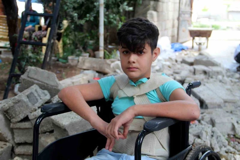 Depremde üzerine duvarı yıkılan çocuk, yeniden yürüyeceği günlerin hayalini kuruyor
