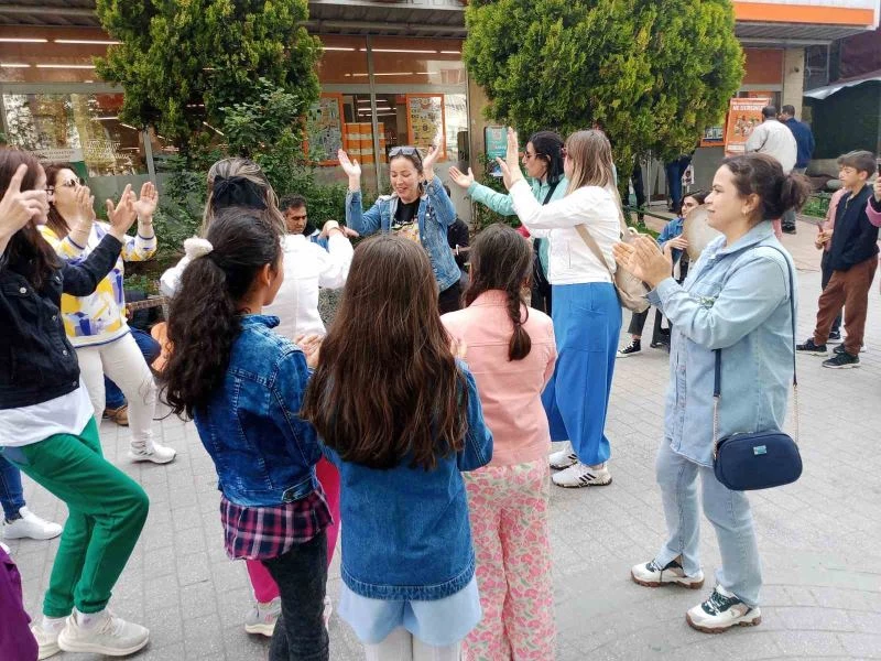 Sokak müzisyenleri çaldı, onlar oynadı
