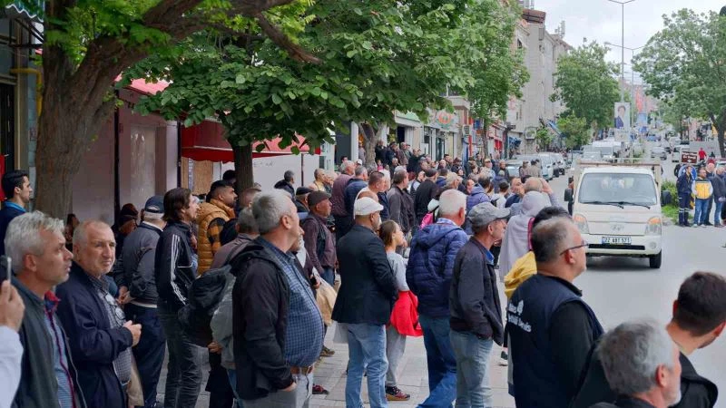 Onlarca kişi yangını film izler gibi izledi, sosyal medyadan canlı yayın yaptı
