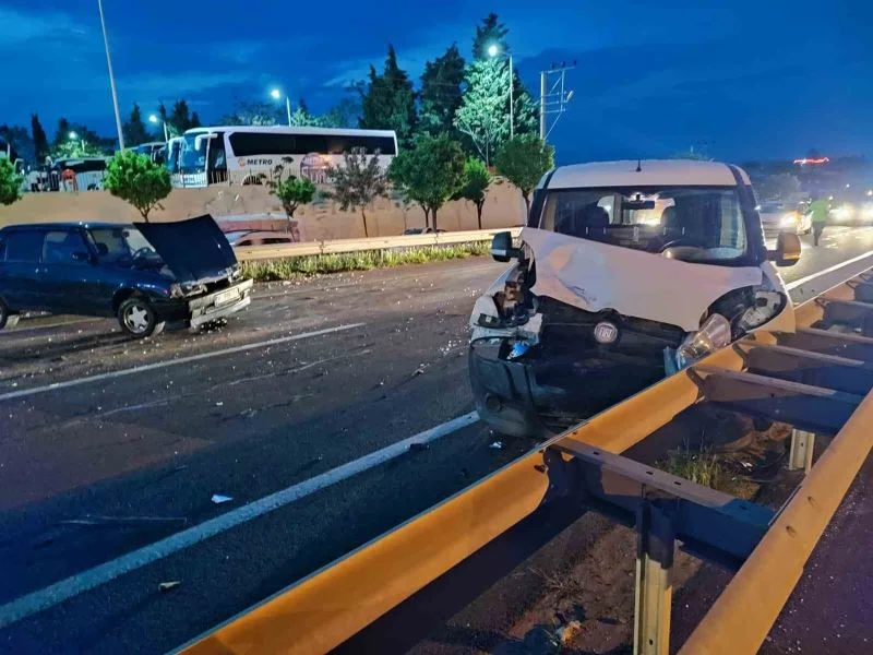 Keşan’da otomobil ile çarpışan hafif ticari aracın sürücüsü yaralandı
