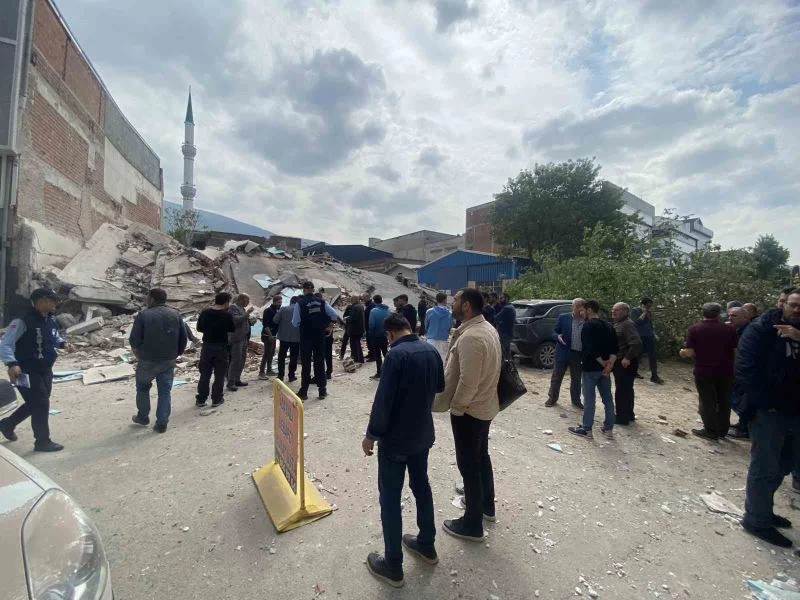 Bursa merkez Yıldırım ilçesi Anadolu Mahallesi Karlıdağ Caddesi’nde kullanılmayan 4 katlı bina yıkım sırasında bir anda çöktü. Bölgeye çok sayıda sağlık, polis, itfaiye ve AFAD ekipleri sevk edildi. Ekipler enkaz altında biri olmasına karşın arama çalışm