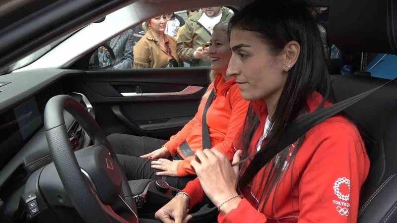 Milli sporcu Togg’la bir tur istedi, Bakan Varank anahtarı verdi
