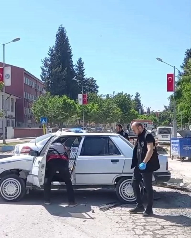Polislerin kovaladığı şahısların üzerinden silah ve uyuşturucu çıktı
