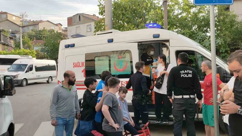 Yolun karşısına geçen çocuğa servis aracı çarpıp kaçtı
