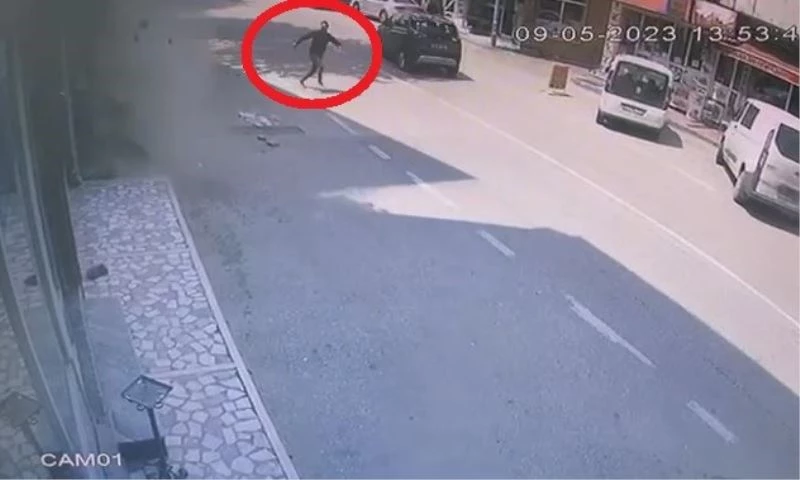 Bursa’da 4 katlı bina yıkım sırasında çöktü, enkazın altında kalmaktan son anda kurtuldu
