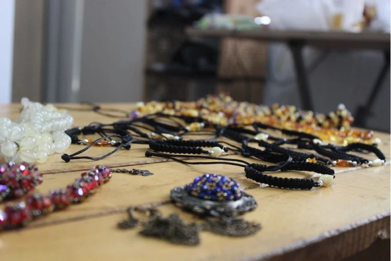 Depremzede kadın konteynerde yaptığı el emeği ürünlerle ev ekonomisine katkı sağlıyor 