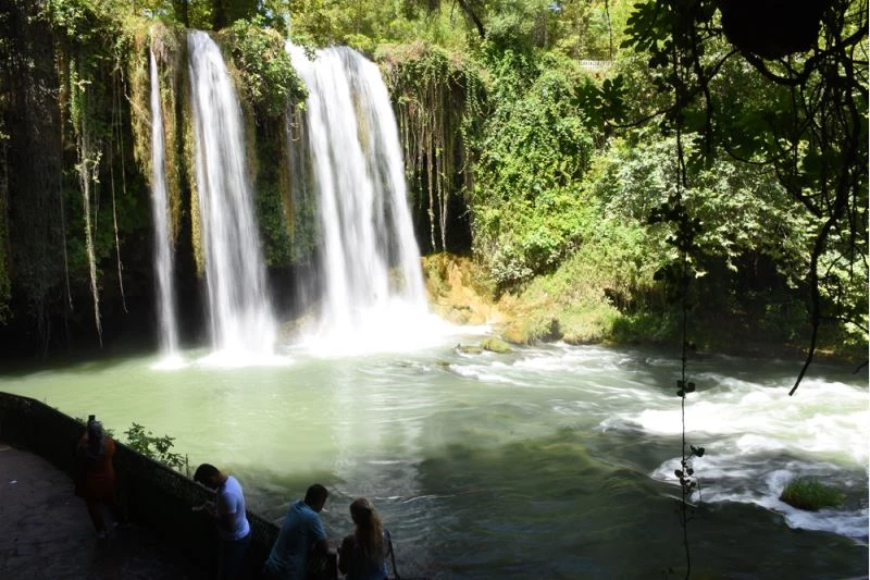 Yağışlarla debisi yükselen Düden ve Kurşunlu şelaleleri canlılığını koruyor