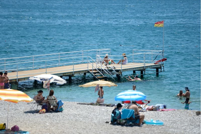 Antalya sahillerinde bayram öncesi yoğunluk yaşanıyor