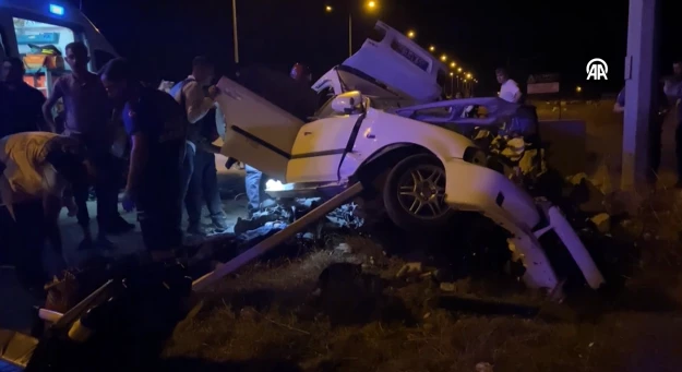 Duvara çarpan otomobildeki 2 kişi yaşamını yitirdi
