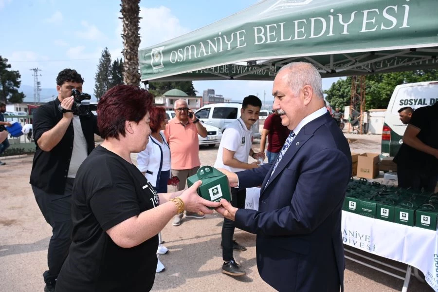 Osmaniye Belediyesinden, mezarlık ziyaretine gelenlere ikram