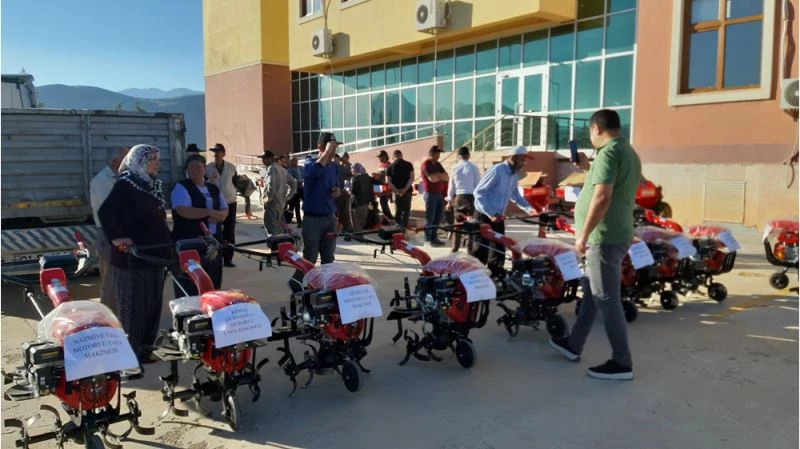 Tufanbeyli İlçe Tarım Müdürlüğü yem kırma ve çapa makinesi dağıttı