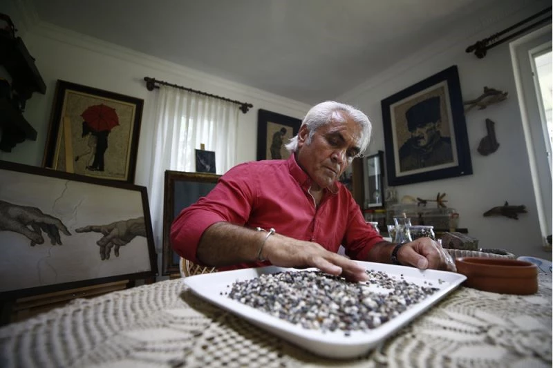 Sahilden topladığı çakıl taşlarını sanat eserine dönüştürüyor