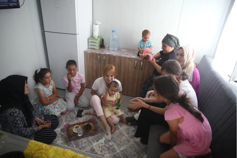 Ünlüler depremzedelere destek için afet bölgesinde