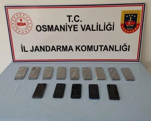 Osmaniye’de otomobilde, 14 kaçak cep telefonu ele geçirildi