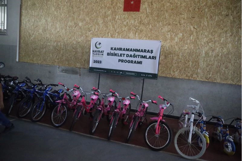 Depremzede yetim çocuklara bisiklet hediye edildi