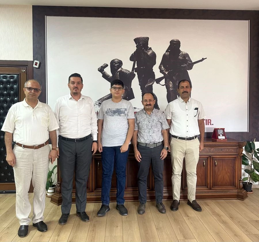 Muhammet Erdem Koçak Başarısının Sevincini Kaymakam Aydın Ergün İle Paylaştı 