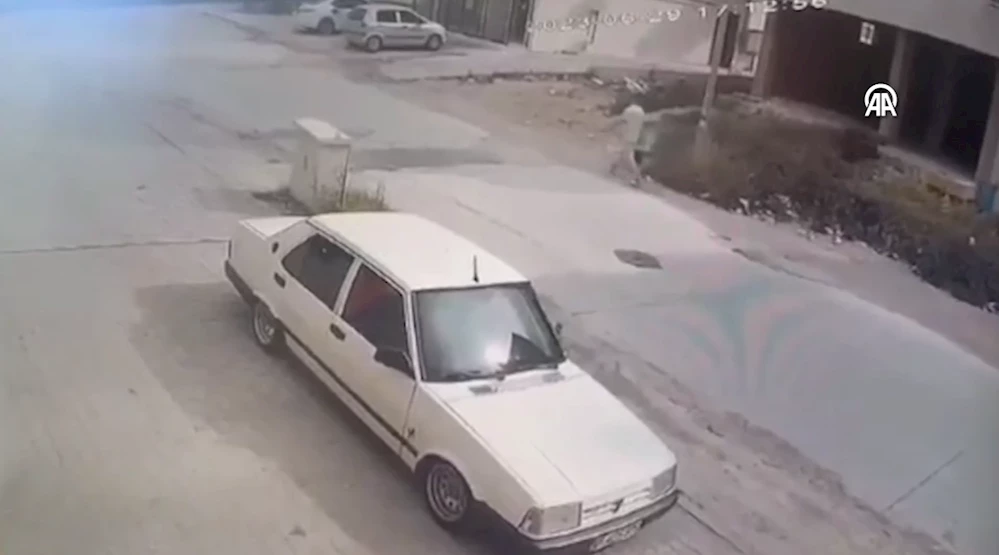 Kaldırımda yürüyen yayanın kafasına kamyonetin açık bırakılan kasa kapağı çarptı