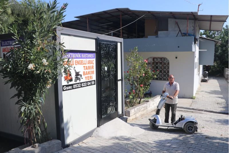 Türk Kızılay depremde tamirhanesi yıkılan Hataylı esnafa konteyner verdi 