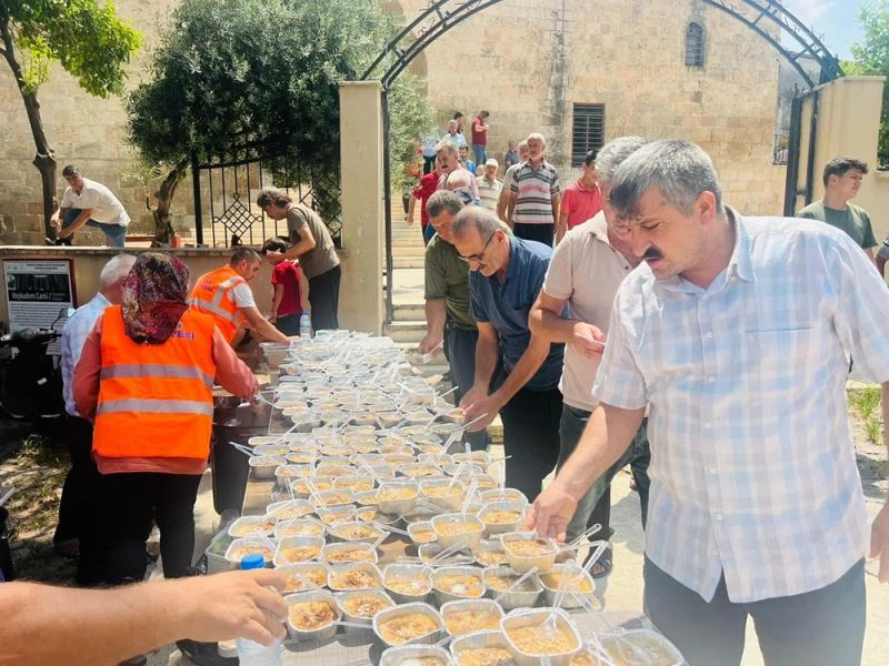 Kozan Belediyesince vatandaşlara aşure ikram edildi 