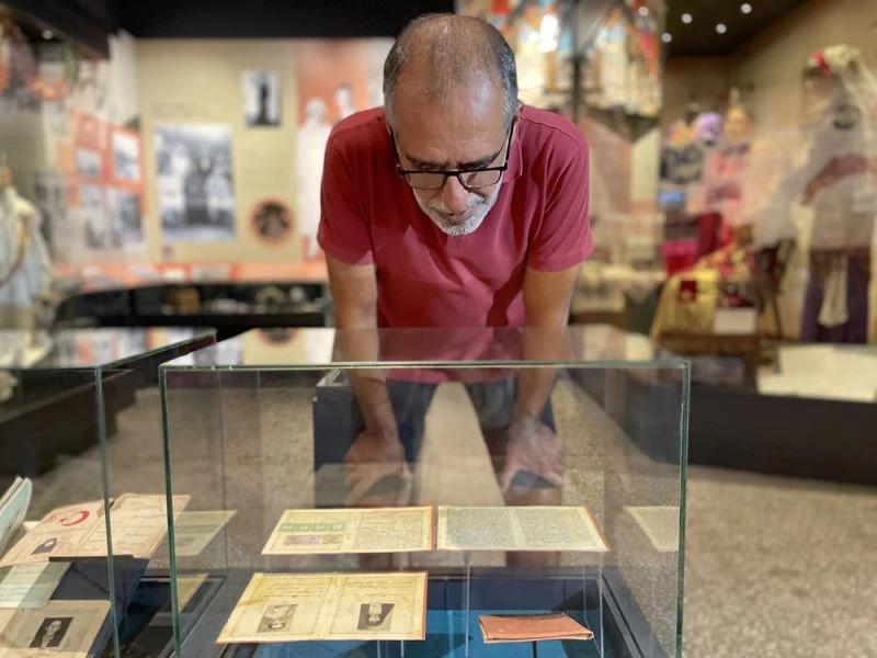 Dede ve ninesinin 92 yıllık tarihi evlilik sözleşmesini müzeye bağışladı