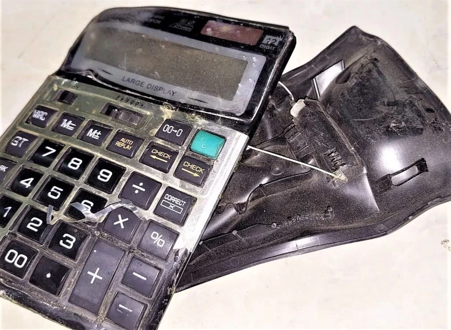 Osmaniye’de aşırı sıcaklar, araç içindeki hesap makinasını eritti