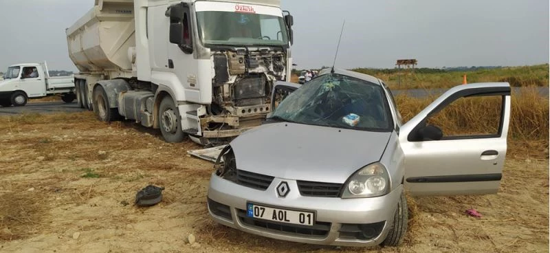 Antalya’da kamyon ile otomobil çarpıştı 2 kişi yaralandı