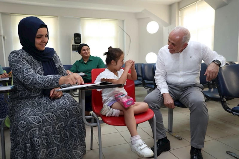 Down sendromlu kızının eğitimine destek için 39 yaşında okuryazar oldu 