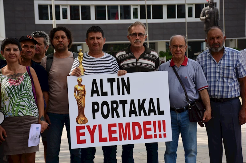 Altın Portakal Film Festivali eski çalışanları belediye önünde eylem yaptı