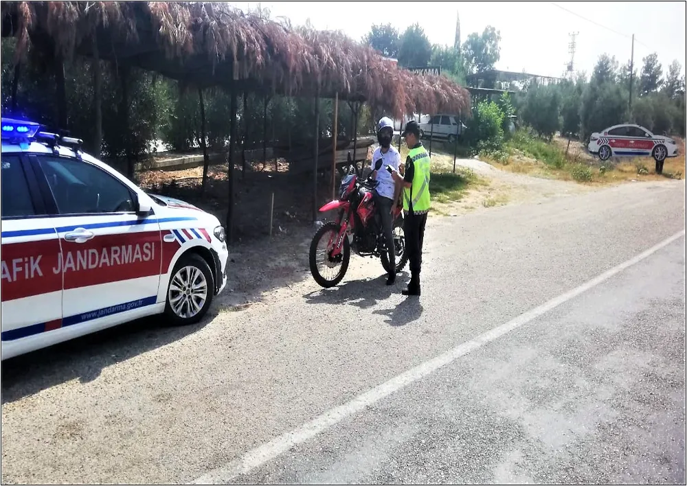 Jandarma, motosiklet sürücülerine kaskın önemi anlatıldı