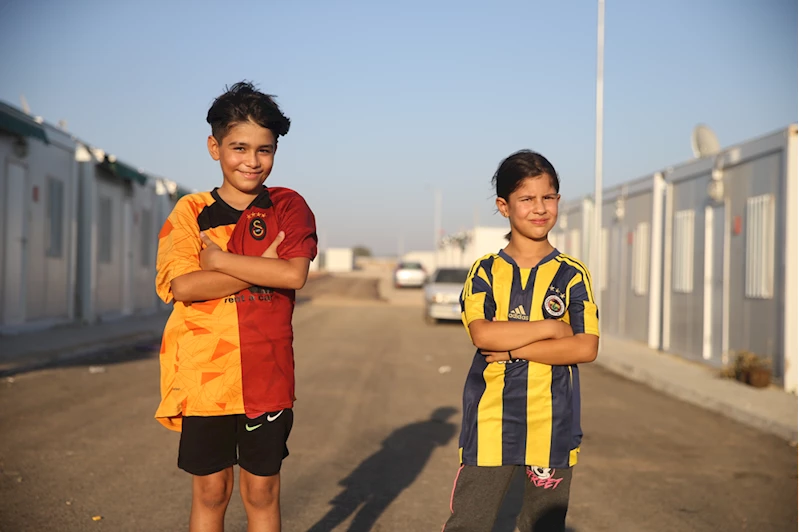 Yeşil sahaların ezeli rakipleri depremzedeler için el ele verdi