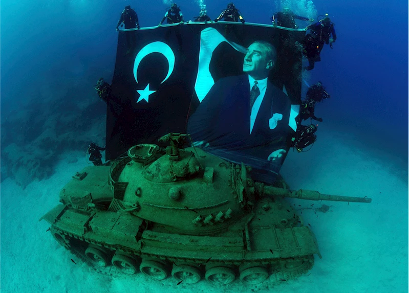 Su altındaki tanka Zafer Bayramı dalışı 