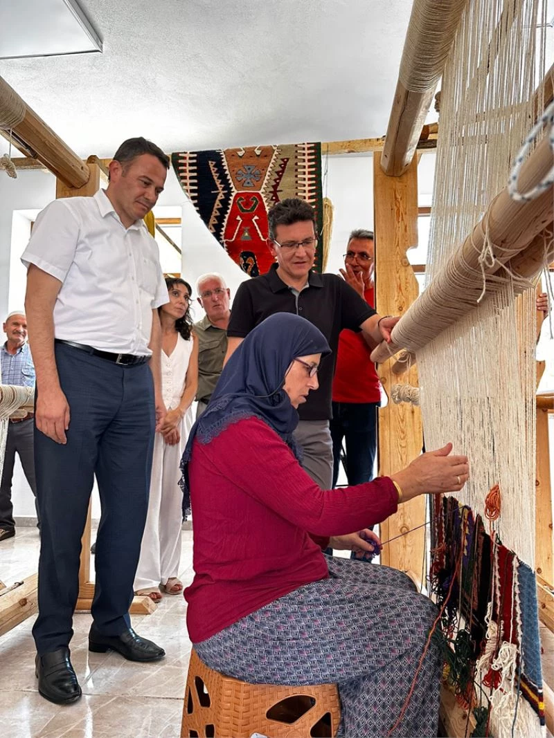 AK Parti Antalya Milletvekili Uslu, Barak Kilimi dokuyan kadınları ziyaret etti