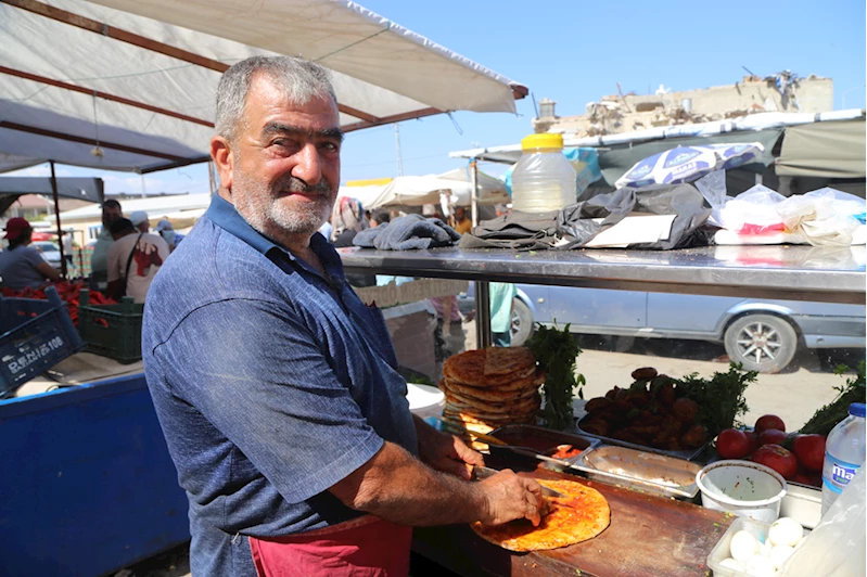 Depremde işletmesi yıkılan Hasan usta, öcce dürümü müşterilerine tezgahta sunuyor