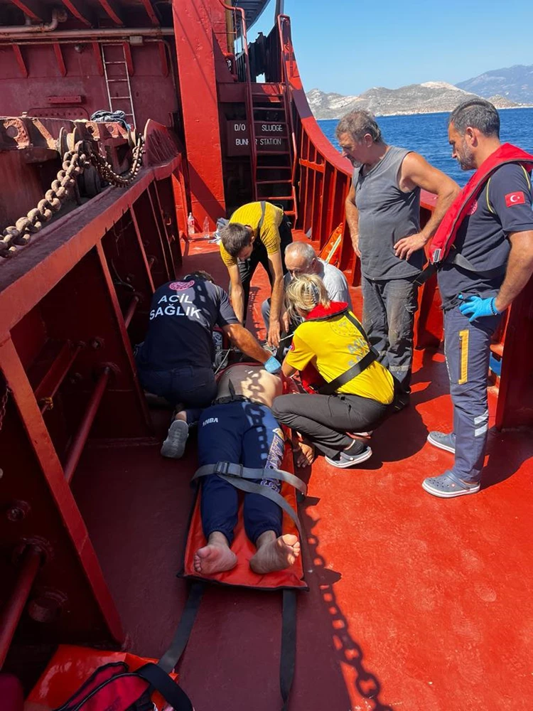 Antalya açıklarındaki gemide rahatsızlanan kişiye tıbbi tahliye 