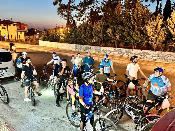 Sokak hayvanlarını beslemek için pedal çevirdiler