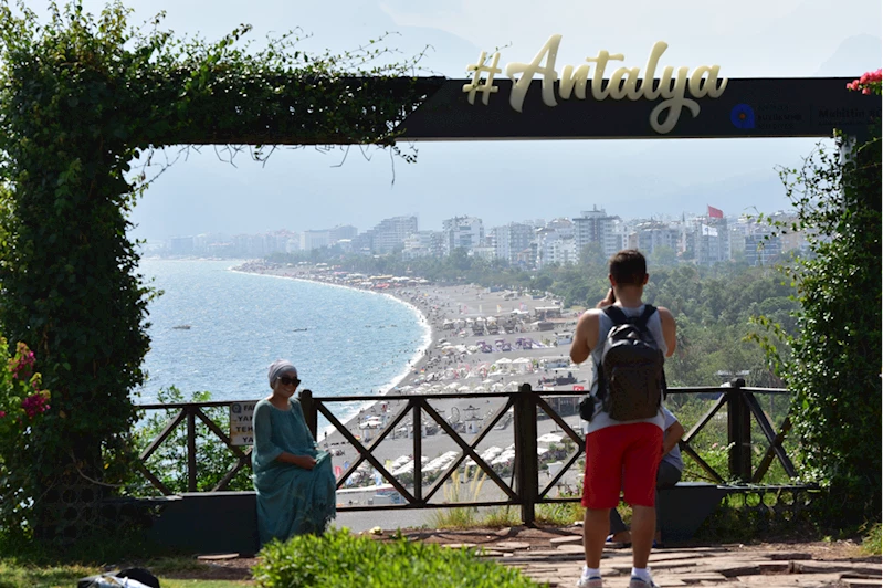 Antalya sahillerinde tatil hareketliliği sürüyor