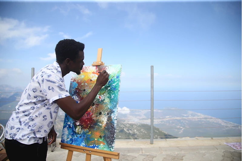 Sanatçı ve öğrenciler, sanatsal faaliyetlerini 2 bin 365 metreye taşıdı