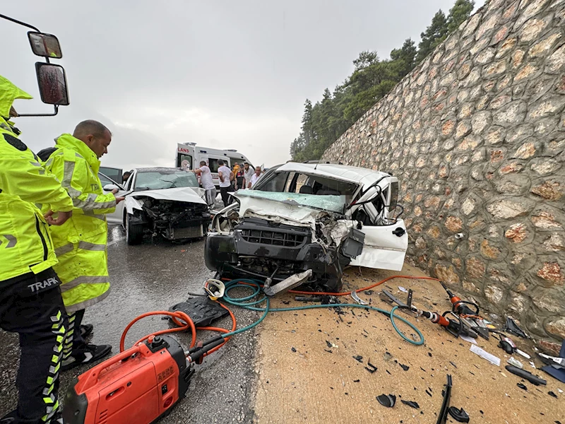 Antalya’da otomobil ile hafif ticari araç çarpıştı, 1 ölü, 6 yaralı