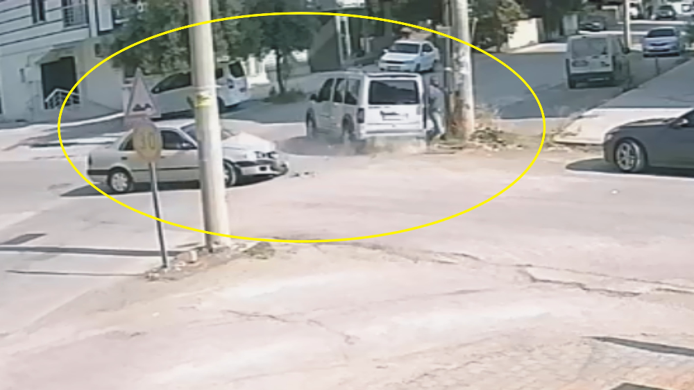 Otomobil ile hafif ticari aracın çarpışmasıyla 1 kişinin öldüğü kazanın kamera görüntüsü ortaya çıktı