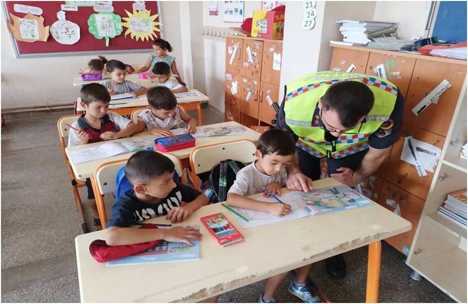 Jandarma Okula Yeni Başlayan Öğrencilerin Yanında Oldu