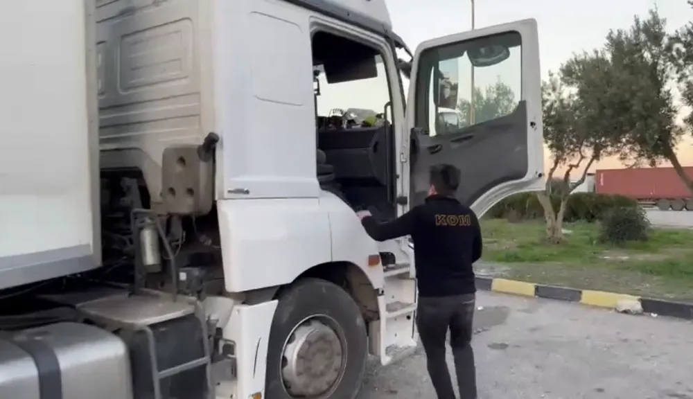 TIR kabininden kaçak cep telefonu ve sigara ele geçirildi 