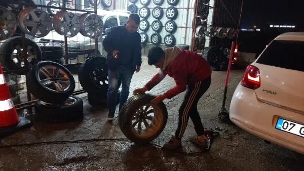 Yola dökülen vidalar araçların lastiklerini patlattı