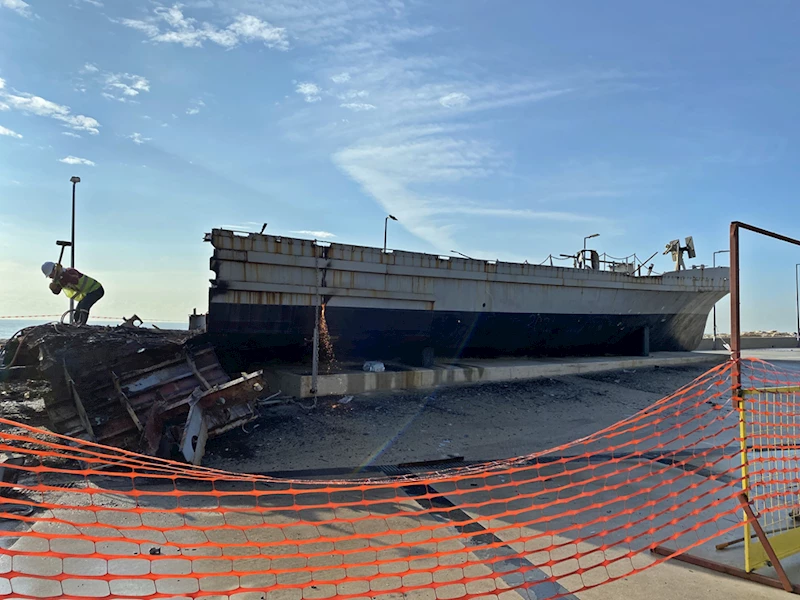 Mersin sahilinde sergilenen tarihi gemi çürüme nedeniyle kaldırılıyor 