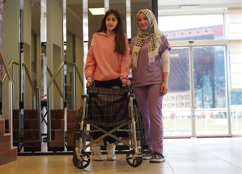 Ebrar Sitesi enkazından çıkarılan Ayşe Sudem 9 ay sonra yürüdü