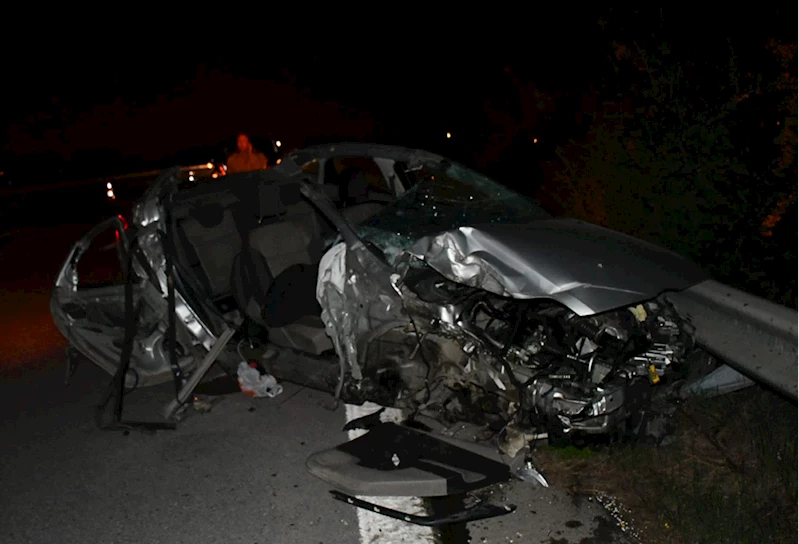 Hatay’da bariyerlere çarpan otomobilin sürücüsü öldü