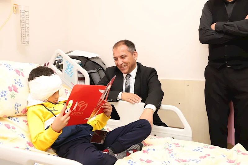 Isparta İl Milli Eğitim Müdürü, hastanede tedavi gören öğrenciye karnesini verdi