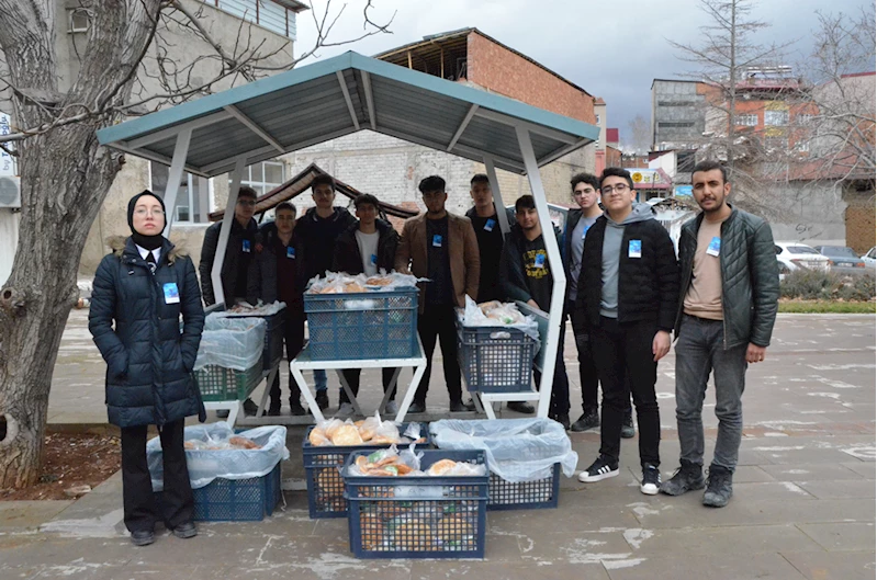 Depremde hayatını kaybeden öğretmenlerini unutmadılar